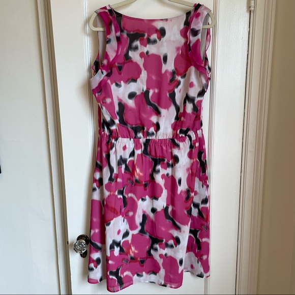 🎉HP🎉 Ann Taylor Loft Sleeveless V-Neck Flutter Dress -pink black white pattern - Picture 4 of 10